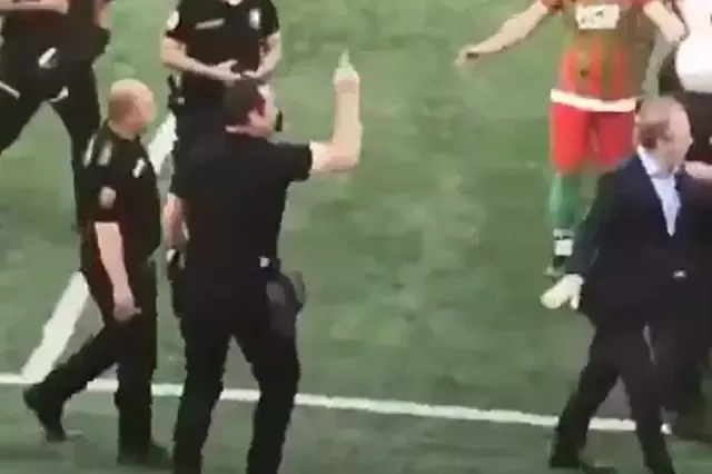 sakinleştirmek yerine polis futbolcuya kafa attı!