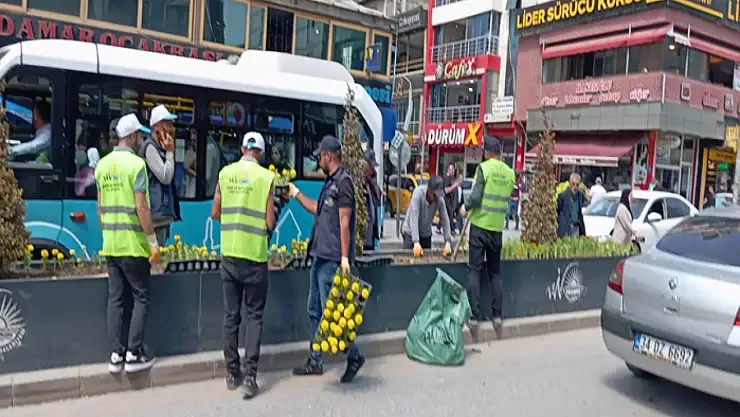 Van İpekyolu Belediyesi Maraş caddesini güzelleştiriyor